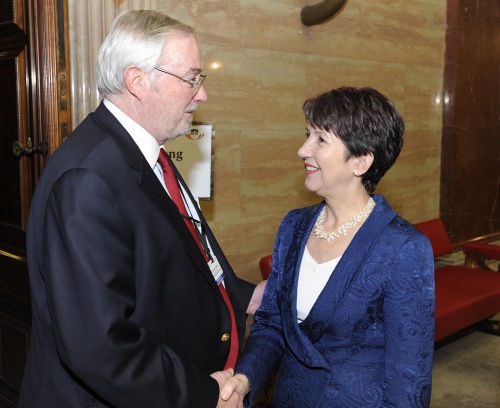 Nationalratspräsidentin Mag.a Barbara Prammer (re) begrüßt Spencer Oliver - Generalsekretär der OSZE