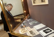 Gottfried Kneifel - Präsident des Bundesrates besucht die Ausstellung KREISKY