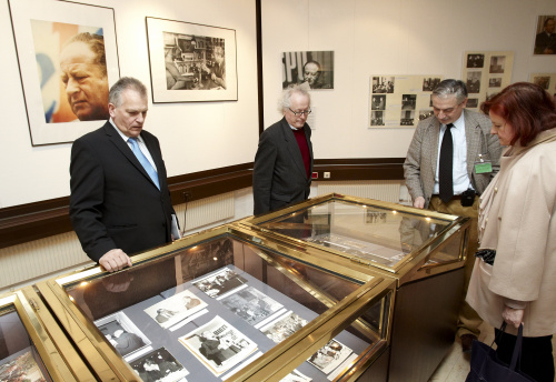 v.li.: Gottfried Kneifel - Präsident des Bundesrates, Hon.Prof. Dr. Lorenz Mikoletzky - Generaldirektor des Österreichischen Staatsarchivs, Dr. Harald Steindl - Referent WKO und Dr. Susanne Bachmann - Bundesratsdirektorin besuchen die Ausstellung KREISKY