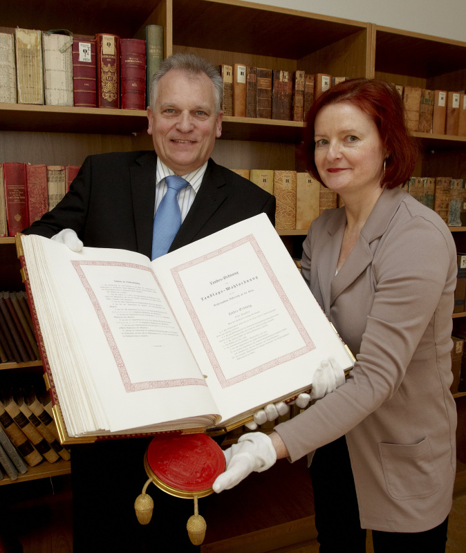 v.li. Gottfried Kneifel - Präsident des Bundesrates und Dr. Susanne Bachmann - Bundesratsdirektorin mit dem Original des Februarpatents aus dem Jahr 1861