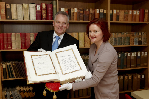 v.li. Gottfried Kneifel - Präsident des Bundesrates und Dr. Susanne Bachmann - Bundesratsdirektorin mit dem Original des Februarpatents aus dem Jahr 1861