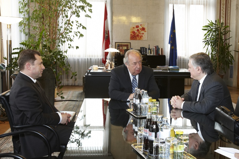 v.li. Veranstaltungsteilnehmer, Zweiter Nationalratspräsident Fritz Neugebauer und  Eduard Nalbandian - armenischen Aussenminister im Gespräch