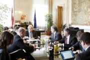 2. Nationalratspräsident Fritz Neugebauer (Mitte) im Gespräch mit dem armenischen Aussenminister Eduard Nalbandian (4.v.re.)