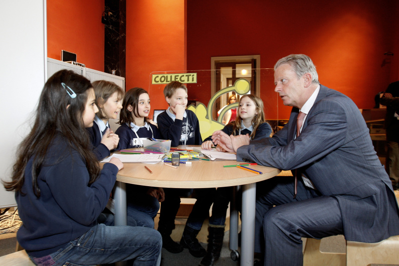 Dr.Reinhold Mitterlehner - Bundesminister für Wirtschaft, Familie und Jugend im Gespräch mit SchülerInnen der Volksschule St.Franziskus Wien 3