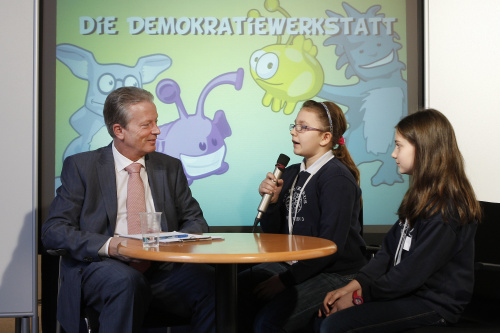 Dr.Reinhold Mitterlehner - Bundesminister für Wirtschaft, Familie und Jugend wird von Schülerinnen der Volksschule St.Franziskus Wien 3 interviewt