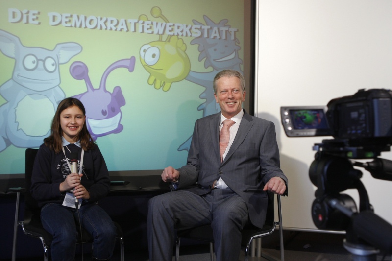 Dr.Reinhold Mitterlehner - Bundesminister für Wirtschaft, Familie und Jugend wird von einer Schülerin der Volksschule St.Franziskus Wien 3 interviewt