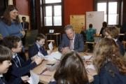 Dr.Reinhold Mitterlehner - Bundesminister für Wirtschaft, Familie und Jugend im Gespräch mit SchülerInnen der Volksschule St.Franziskus Wien 3