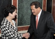 Handschlag zwischen Nationalratspräsidentin Mag.a Barbara Prammer und dem Vizepräsidenten der Republik Kolumbien Angelino Garzon