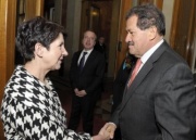 v.li. Nationalratspräsidentin Mag.a Barbara Prammer begrüßt den Vizepräsidenten der Republik Kolumbien Angelino Garzon im Parlament