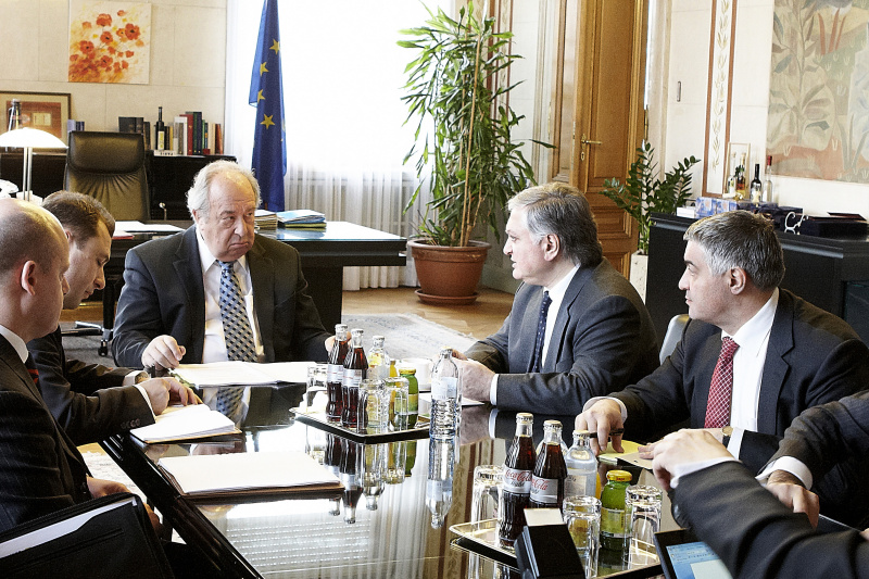 2. Nationalratspräsident Fritz Neugebauer (3.v.re.) im Gespräch mit dem armenischen Aussenminister Eduard Nalbandian (2.v.re.)