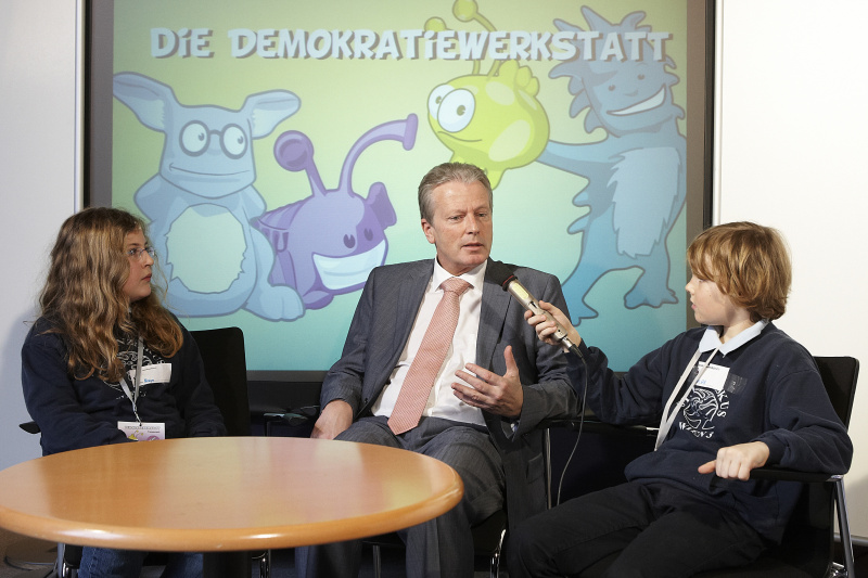Dr. Reinhold Mitterlehner - Bundesminister für Wirtschaft, Familie und Jugend im Interview mit SchülerInnen der Volksschule St. Franziskus Wien 3