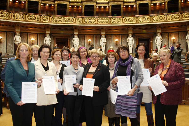 Erste Reihe v.li. Doris Bures - Verkehrsministerin,  Gabriele Heinisch-Hosek - Frauenministerin, Mag. a Barbara Prammer - Nationalratspräsidentin, Dorothea Schittenhelm - Nationalratsabgeordnete, Mag. a. Giseal Wurm - Nationalratsabgeordnete und Anna Elisabeth Haselbach - Bundesrätin A.D.. Zweite Reihe v.li. Mag.a Gertrude Aubauer -  Nationalratsabgeordnete, Mag. a Judith Schwentner - Nationalratsabgeordnete, Inge Jäger,  Petra Bayr - Nationalratsabgeordnete, Dr. in Elisabeth Hlavac - Parlamentsdirektion, Dr. in  Eva Glawischnig-Piesczek - Klubobfrau.