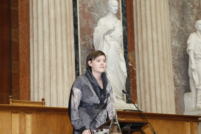 Moderatorin Stefanie Vasold am Rednerpult