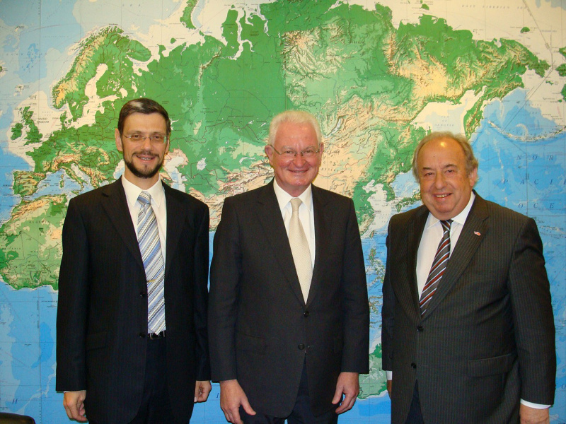 v.li. MMag. Gerhard Maynhardt - Generalkonsul, Dr. Helmut Sohmen - Chief Executive Officer of Worldwide Shipping und Fritz Neugebauer - Zweiter Nationalratspräsident