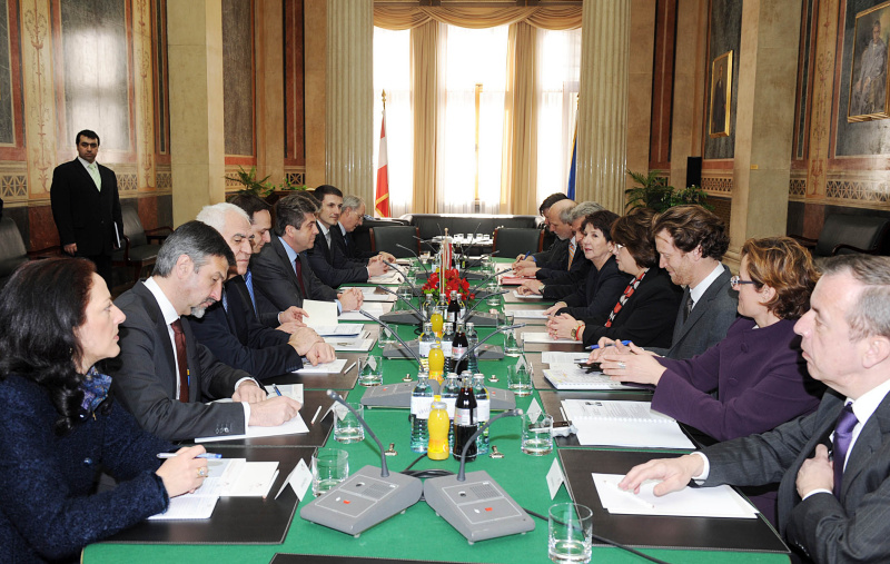 Linke Seite von links die Bulgarische Delegation: Staatspräsident der Republik Bulgarien S.E. Georgi Parvanov (5.v.li). Rechte Seite v.li. Österreichische Delegation: Dr. Andreas Pittler - Parlamentsdirektion, Mag. Gerhard Reiweger - Botschafter in Sofia, Josef Cap - Klubobmann der SPÖ, Nationalratspräsidentin Mag.a Barbara Prammer, Dolmetscherin, Mag. Helfried Carl - Büroleiter der Nationalratspräsidentin, Dr. in Brigitte Brenner - Parlamentsdirektion und Dr. Joseph Wirnsperger - Parlamentsdirektion.