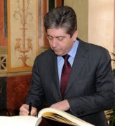 Der Staatspräsident der Republik Bulgarien S.E. Georgi Parvanov beim Eintrag in das Gästebuch