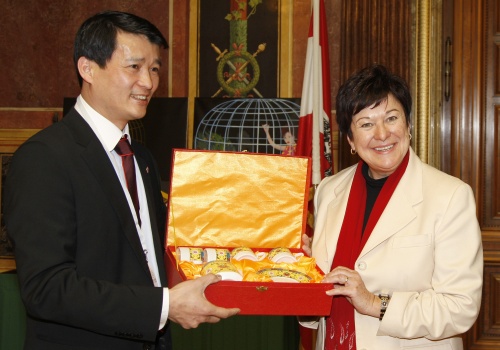 v.li.  Xing Hongbin- Präsident des Überseechinesenkomitees übergibt Mag.a Susanne Neuwirth - Vizepräsidentin des Bundesrates ein Geschenk