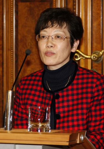 Xu Jinghua - Gattin des chinesischen Botschafters am Rednerpult