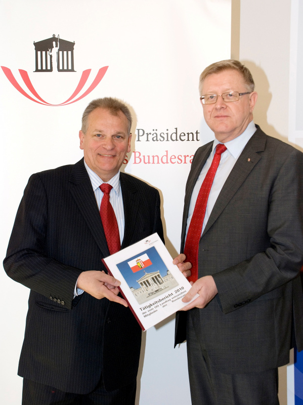 Bundesratspräsident Gottfried Kneifel übergibt den Tätigkeitsbericht 2010 an OÖ-Landtagspräsident Friedrich Bernhofer