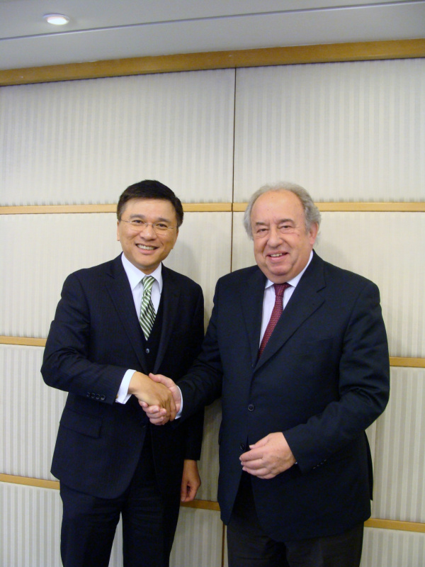 v.li. Professor K C Chan Secretary for  Financial Services and the Treasury und Fritz Neugebauer - Zweiter Nationalratspräsident