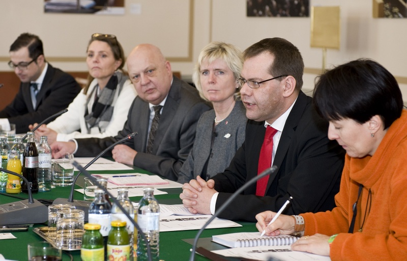 Schwedische Parlamentarierdelegation mit Ulf Holm - Zweiter Vizepräsident des Schwedischen Reichstages (2.v.re)