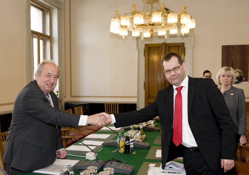 v.li.: Handschlag zwischen Fritz Neugebauer - Zweiter Nationalratspräsident und Ulf Holm - Zweiter Vizepräsident des Schwedischen Reichstages