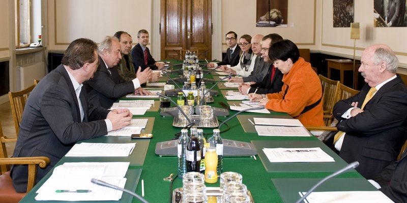 Linke Bildhälfte: v.li. Hannes Weninger - Nationalratsabgeordneter, Fritz Neugebauer - Zweiter Nationalratspräsident, Veranstaltungsteilnehmer und Martin Wasserer - Parlamentsdirektion. Rechte Bildhälfte: Schwedische Parlamentarierdelegation mit Ulf Holm - Zweiter Vizepräsident des Schwedischen Reichstages (4.v.li.)