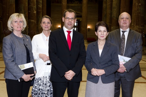 Gruppenfoto mit Ulf Holm - Zweiter Vizepräsident des Schwedischen Reichstages (3.v.li.) und Nationalratspräsidentin Mag.a Barbara Prammer (4.v.li.) in der Säulenhalle