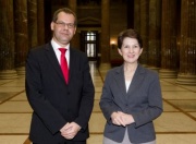 v.li. Ulf Holm - Zweiter Vizepräsident des Schwedischen Reichstages und Nationalratspräsidentin Mag.a Barbara Prammer in der Säulenhalle