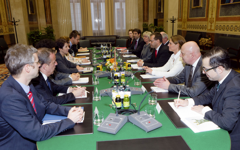 rechte Bildhälfte: Österreichiche Delegation v.li. Martin Wasserer - Parlamentsdirektion, Dr. Joseph Wirnsperger - Parlamentsdirektion; Mag.a Barbara Prammer - Nationalratspräsidentin und Dr. Christian Hütterer -  Parlamentsdirektion.  Rechte Bildhälfte: Schwedische Delegation mit Ulf Holm - Zweiter Vizepräsident des Schwedischen Reichstages (4.v.li.)