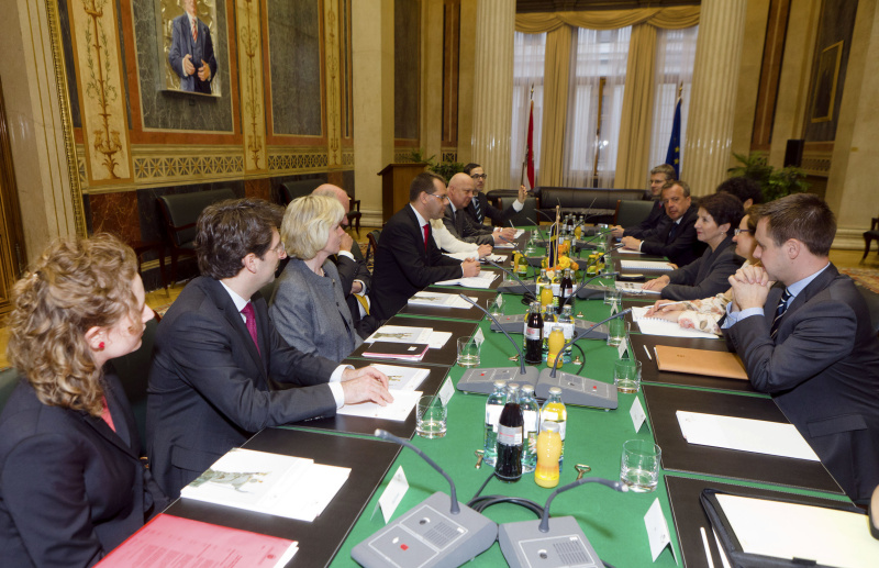 Linke Bildhälfte: Schwedische Delegation mit Ulf Holm - Zweiter Vizepräsident des Schwedischen Reichstages (5.v.li.). Rechte Bildhälfte: Österreichische Delegation v.li. Martin Wasserer - Parlamentsdirektion, Dr. Joseph Wirnsperger - Parlamentsdirektion; Mag.a Barbara Prammer - Nationalratspräsidentin, Dr. Brigitte Brenner - Parlamentsdirektion und Dr. Christian Hütterer -  Parlamentsdirektion.