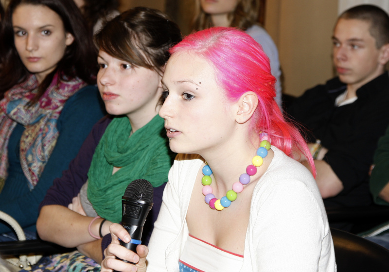 Veranstaltungsteilnehmerin bei ihrer Wortmeldung