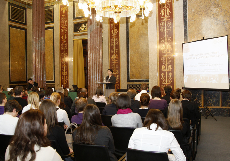 Mag.a Barbara Prammer - Präsidentin des Nationalrates am Rednerpult