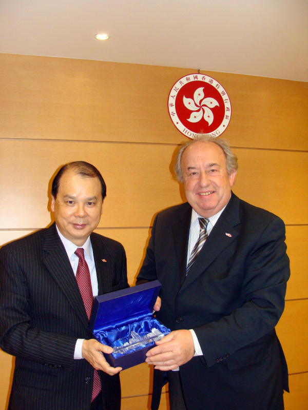 v.li. Matthew Cheung - Secretary for Labour and Welfare und Fritz Neugebauer - Zweiter Nationalratspräsident
