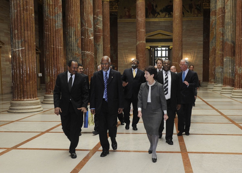 Erste Reihe v.li. Veranstaltungsteilnehmer, Ahmed Ibrahim El Tahir - Parlamentspräsident der Republik Sudan und Nationalratspräsidentin Mag.a Barbara Prammer
