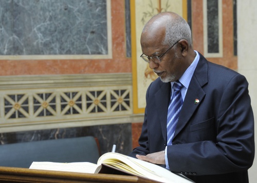 Ahmed Ibrahim El Tahir - Parlamentspräsident der Republik Sudan beim Eintrag in das Gästebuch