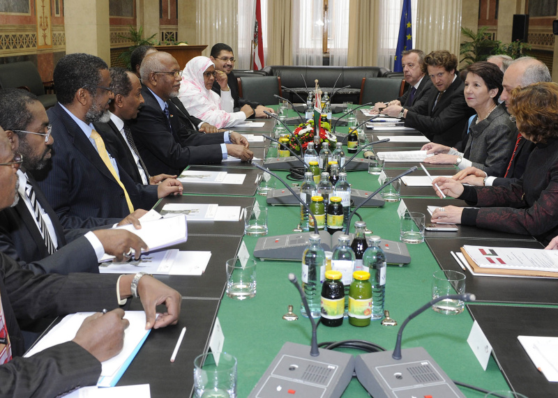 Linke Bildhälfte: Sudanesische Delegation mit Ahmed Ibrahim El Tahir - Parlamentspräsident der Republik Sudan (5.v.li.). Rechte Bildhälfte: Österreichische Delegation v.li. Dr. Joseph Wirnsperger - Parlamentsdirektion; Helfried Carl und Nationalratspräsidentin Mag.a Barbara Prammer