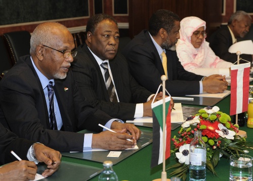 Sudanesische Delegation mit Ahmed Ibrahim El Tahir - Parlamentspräsident der Republik Sudan (1.v.li.)