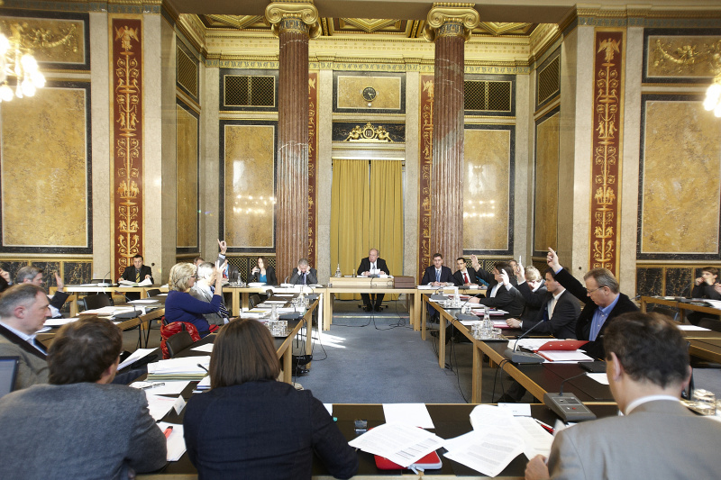 Abstimmung von Anträgen im Unterausschus unter dem Vorsitz von Fritz Neugebauer - Zweiter Nationalratspräsdent (Bildmitte)