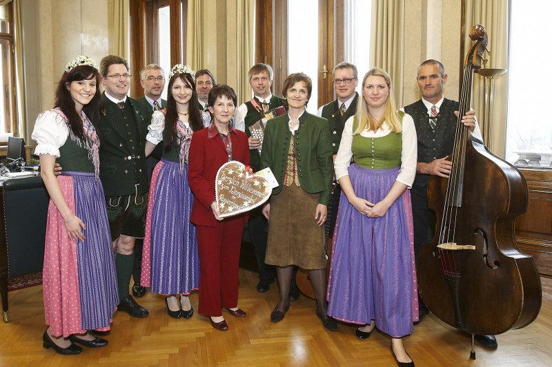 Gruppenfoto mit Nationalratspräsidentin Mag.a Barbara Prammer (6.v.li.), Johanna Köberl - Mitglied des Bundesrats SPÖ (8.v.li.), Elisabeth Hakel - Abgeordnete zum Nationalrat der SPÖ (2.v.re.) und die Delegation aus der Region Ausseerland-Salzkammergut