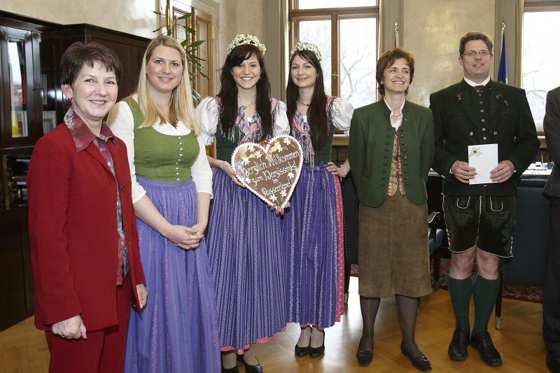v.links: Nationalratspräsidentin Mag.a Barbara Prammer, Elisabeth Hakel - Abgeordnete zum Nationalrat der SPÖ, Narzissenprinzessinnen Claudia Hagspiel und Carola Kreßl , Johanna Köberl - Mitglied des Bundesrats SPÖ und Veranstalter des Narzissenfestes.