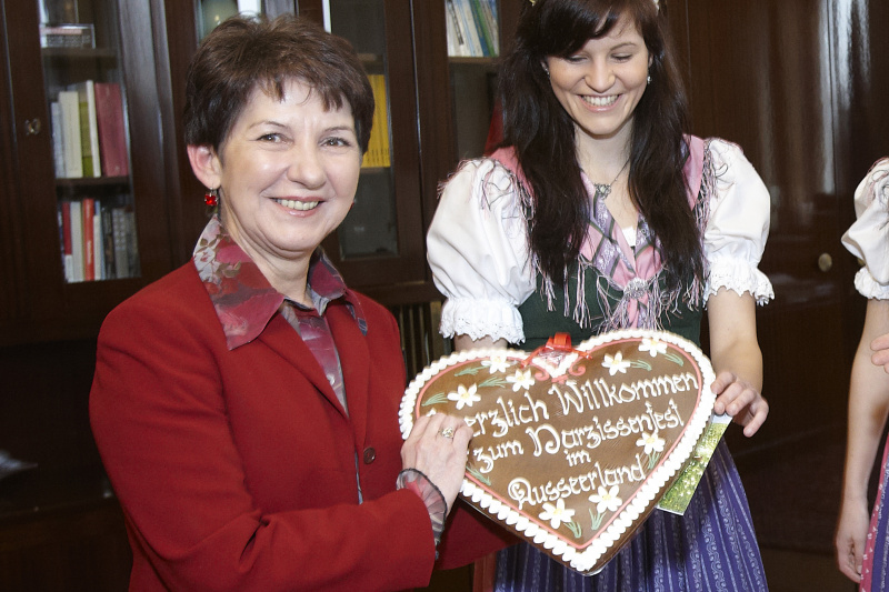 v-li. Nationalratspräsidentin Mag.a Barbara Prammer und Narzissenprinzessin Claudia Hagspiel