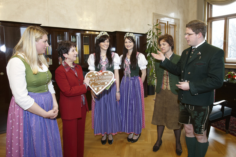v.li.: Elisabeth Hakel - Abgeordnete zum Nationalrat der SPÖ, Nationalratspräsidentin Mag.a Barbara Prammer, Narzissenprinzessinnen Claudia Hagspiel und Carola Kreßl , Johanna Köberl - Mitglied des Bundesrats SPÖ und Veranstalter des Narzissenfestes.