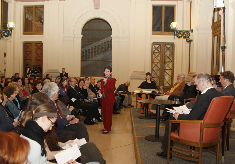 Mag.a Barbara Prammer - Präsidentin des Nationalrates begrüßt die VeranstaltungsteilnehmerInnen. Am Podium v.li.: Zita Bereuter - FM4, Wolfram Siebeck - kulinarischer Kolumnist, Werner Lampert - Biopionier in Österreich und Autor, Petra Lehner - Vorsitzende der Nationalen Ernährungskommission, Hans Ulrich Grimm - Autor und Geschäftsführer von Dr. Watson Der Food Detektiv und Peter Zimmermann - Ö1