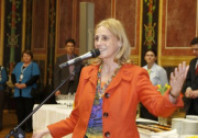 Susanne Wegscheider - Nationalratsabgeordnete A.D. am Mikrofon