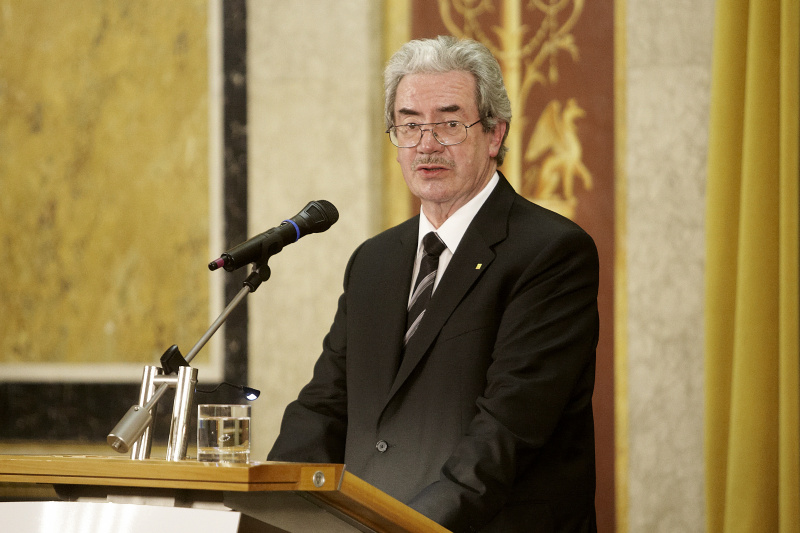 Günther Schuster - Vorsitzender der Österreichischen Freunde von Yad Vashem am Rednerpult