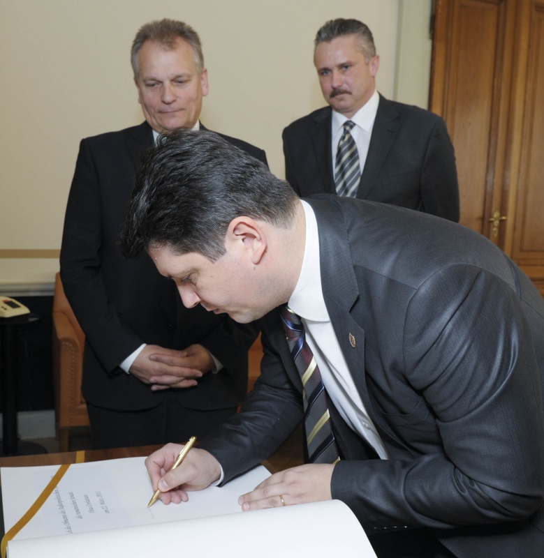Titus Corlatean - Obmann des Außenpolitischen Ausschusses des rumänischen Senats beim Eintrag in das Gästebuch. Im Hintergrund v.li.  Bundesratspräsident Gottfried Kneifel und  Günther Köberl - Bundesratsmitglied