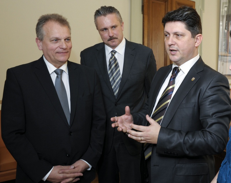 v.li. Bundesratspräsident Gottfried Kneifel, Günther Köberl - Bundesratsmitglied und Titus Corlatean - Obmann des Außenpolitischen Ausschusses des rumänischen Senats im Gespräch