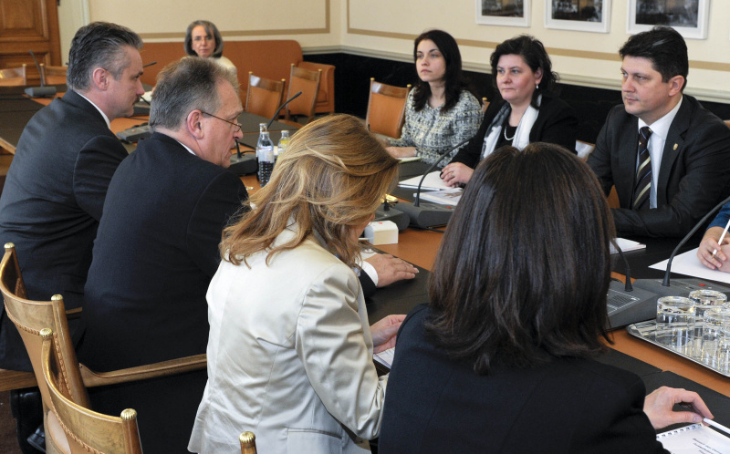 Aussprache. Im Vordergrund: österreichische Delegation v.li. Günther Köberl - Bundesratsmitglied, Gottfried Kneifel - Bundesratspräsident, Dr. Alice Alsch-Harrant - Bundesratsvizedirektorin und Veranstaltungsteilnehmerin. Im Hintergrund die rumänische Delegation mit Titus Corlatean - Obmann des Außenpolitischen Ausschusses des rumänischen Senats (1.v.re.)