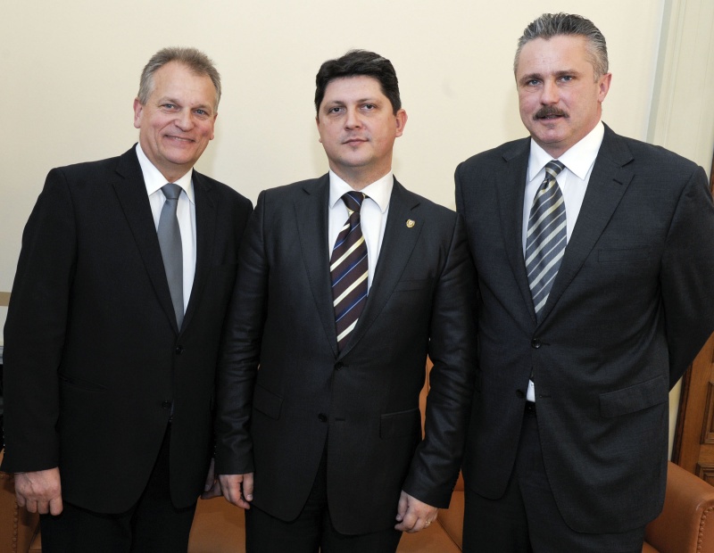 vli. Bundesratspräsident Gottfried Kneifel, Titus Corlatean - Obmann des Außenpolitischen Ausschusses des rumänischen Senats und Günther Köberl - Bundesratsmitglied